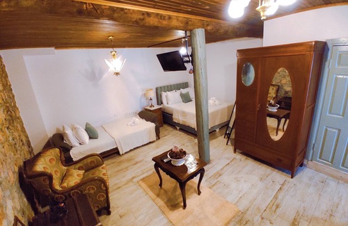 Ayvalik City Center House | Eco-Friendly Kidoni Macaron Guesthouse with Family Amenities
