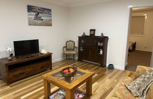 Parma House | Farm Stay Retreat: Park Your Boat, Just 10 Minutes to Town