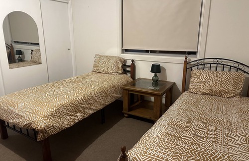 Parma House | Farm Stay Retreat: Park Your Boat, Just 10 Minutes to Town