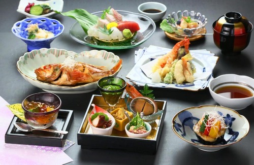 Kihoku Hotel | Relax at Kii no Matsushima: Family-Friendly & Hot Tub Bliss