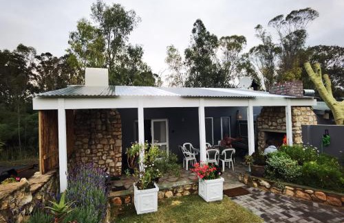 Still Bay Apartment | Explore Kiki's Khaya: Pet-Friendly Retreat with Pool
