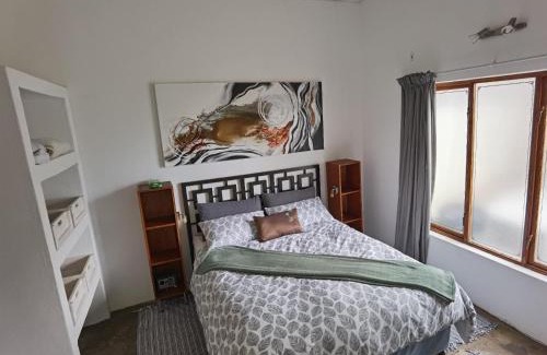Still Bay Apartment | Explore Kiki's Khaya: Pet-Friendly Retreat with Pool