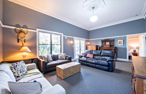 Dubbo House | Kilbirnie Retreat: Walk to CBD, Heritage Stay for 10