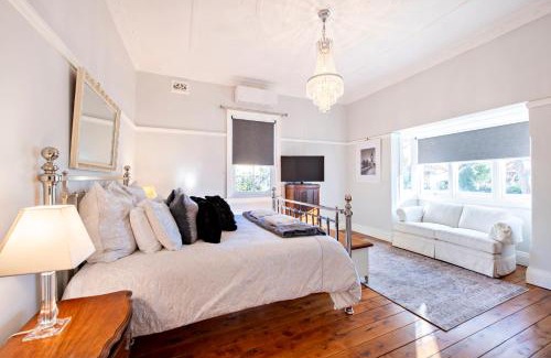 Dubbo House | Kilbirnie Retreat: Walk to CBD, Heritage Stay for 10
