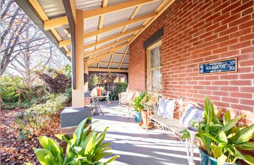 Dubbo House | Kilbirnie Retreat: Walk to CBD, Heritage Stay for 10