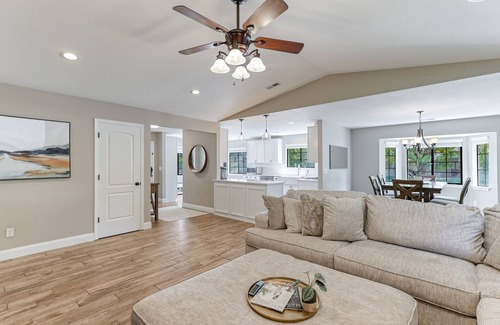 Redding House | Peaceful Retreat at Kildare Place with Lake Views & Breakfast
