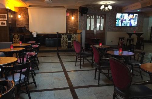Kilkenny City Centre Hotel | Relax at Kilford Arms: Pool, Hot Tub & Family-Friendly