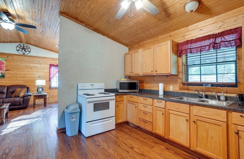 Kilgore Cottage | Cozy Kilgore Gem: Pet-Friendly Cabin by Duck Pond