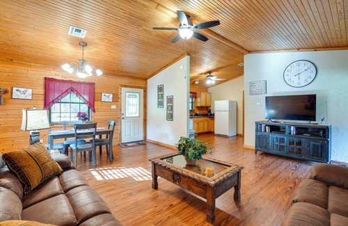 Kilgore Cottage | Cozy Kilgore Gem: Pet-Friendly Cabin by Duck Pond