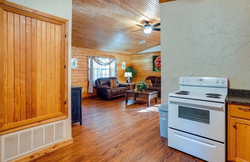 Kilgore Cottage | Cozy Kilgore Gem: Pet-Friendly Cabin by Duck Pond