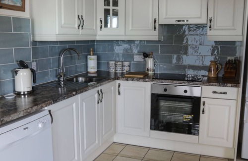 Tully Cottage | Family-Friendly Killary Bay View House with Oceanfront Charm