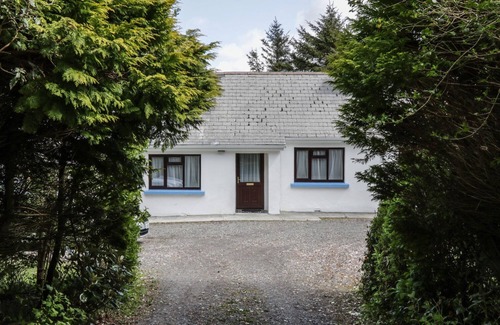 Tully Cottage | Family-Friendly Killary Bay View House with Oceanfront Charm