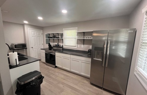 Manhattan House | Convenient Stay Near KSU Stadium with Family-Friendly Amenities