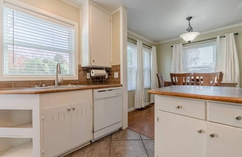 Richland House | Top-Rated Kimball Cottage: Family-Friendly with Breakfast & More