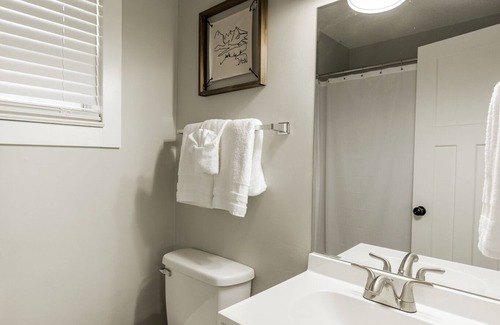 Kimberling City Hotel | Kimberling Cove H22: Family-Friendly Retreat with Pool Access