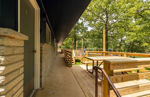 Kimberling City Apartment | Kimberling Cove M10: Family-Friendly Stay with Pool & Breakfast