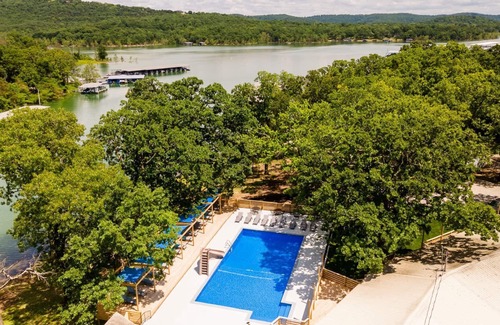 Kimberling City Apartment | Kimberling Cove M10: Family-Friendly Stay with Pool & Breakfast