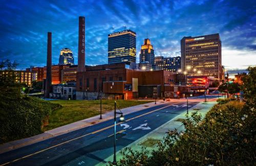 Winston - Salem Hotel | Discover Kimpton Cardinal Hotel: Pet-Friendly & Pool Access