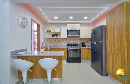 Punal Apartment | King Size Penthouse| Rooftop Jacuzzi| Pool Table| BBQ| 7 min Airport