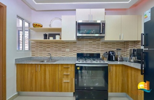 Punal Apartment | King Size Penthouse| Rooftop Jacuzzi| Pool Table| BBQ| 7 min Airport