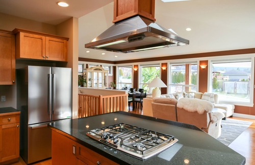 West Sechelt House | Tranquil Kin Ranch: Garden Oasis with Ocean Views Await