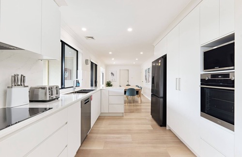 Forresters Beach House | Kinara- 5 bedrooms, walk to beach with pool