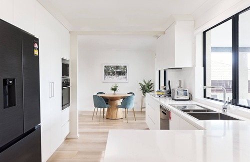 Forresters Beach House | Kinara- 5 bedrooms, walk to beach with pool