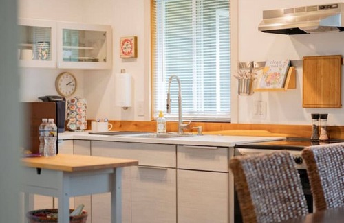 Lynchburg House | King + 2 Queen Beds | 3 Smart TV`s | *WALK to LU*