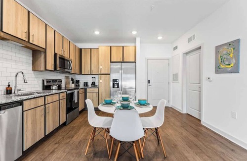 Bay Lake Apartment | King Apt w/Pool View & Gym Pet Friendly Near Parks