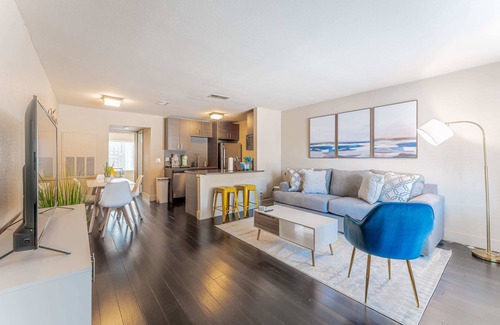 Riverside Apartment | Cozy 1BR King Bed Oasis Near Downtown with Fast WiFi