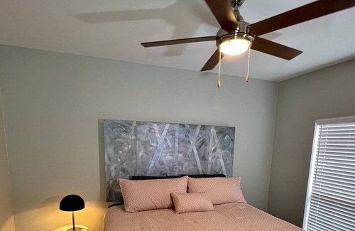Cityplace Apartment | King Bed - 2 bed uptown West Village, Katy trail