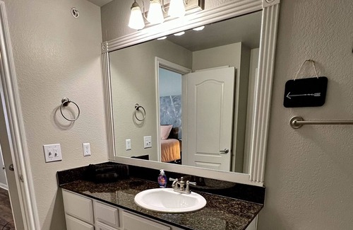 Cityplace Apartment | King Bed - 2 bed uptown West Village, Katy trail