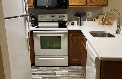 Hidden Valley Condo | Inviting 2BR/2BA Retreat with Pool & Free Living Treasures Tickets