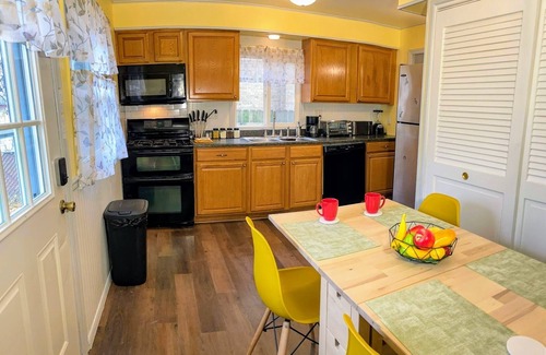 Waukegan House | Stylish Home with King Bed near Naval Base & 6Flags