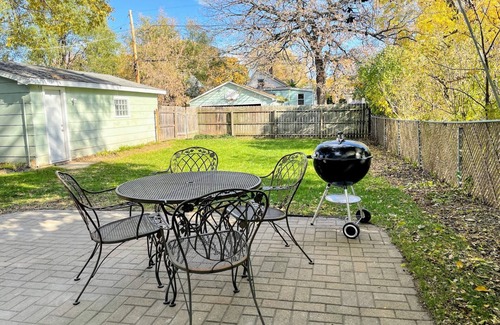 Waukegan House | Stylish Home with King Bed near Naval Base & 6Flags