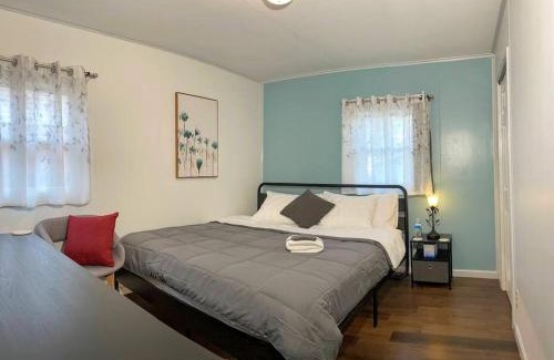 Waukegan Apartment | Cozy King Bed House Near Naval Base & 6 Flags - Rated 9.6