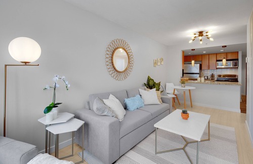 Crosstown Apartment | King Bed Apartment w/Pool, Sauna, Gym, & Free Parking ❤ The Urban Oasis