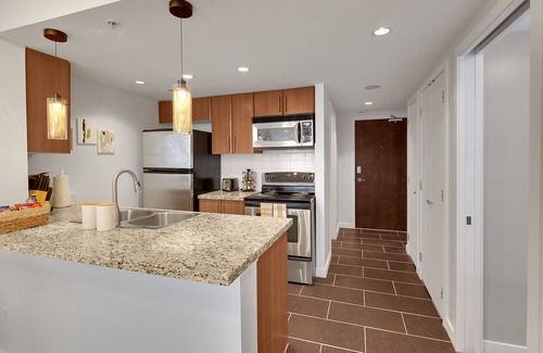 Crosstown Apartment | King Bed Apartment w/Pool, Sauna, Gym, & Free Parking ❤ The Urban Oasis