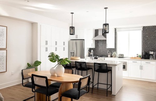 Golden Hill House | King Bed|Chef's Kitchen|2-Car Garage|1650 Sq Ft