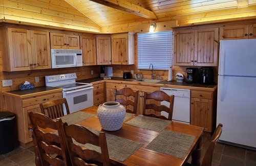 Mammoth Creek Cabin | Comfortable King Bed Cabin at Clear Creek Escape Lake