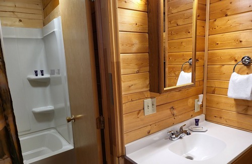 Mammoth Creek Cabin | Comfortable King Bed Cabin at Clear Creek Escape Lake