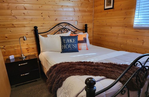 Mammoth Creek Cabin | Comfortable King Bed Cabin at Clear Creek Escape Lake