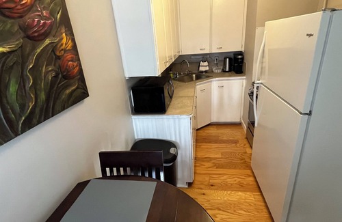 Des Moines Apartment | Inviting King Bed at Drake near Central Des Moines
