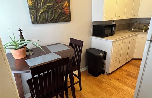 Des Moines Apartment | Inviting King Bed at Drake near Central Des Moines