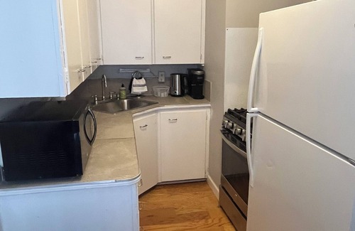 Des Moines Apartment | Inviting King Bed at Drake near Central Des Moines
