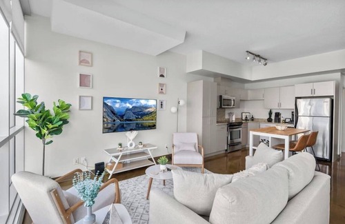 Beltline Apartment | King Bed with Downtown Views and Park Access Near Saddledome