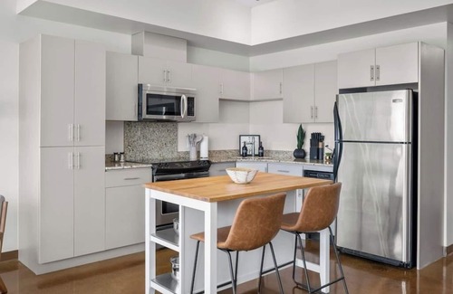 Beltline Apartment | King Bed with Downtown Views and Park Access Near Saddledome