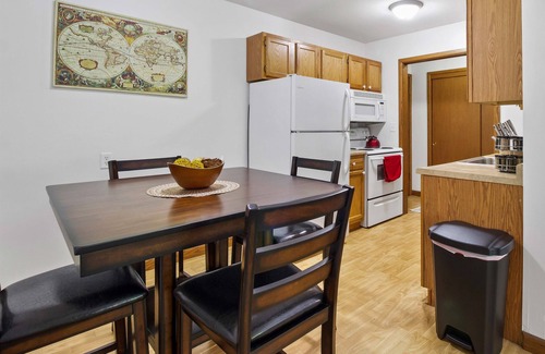 Wauwatosa Apartment | Comfortable King Bed Near Froedtert with FAST WiFi