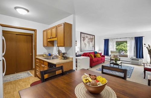 Wauwatosa Apartment | Comfortable King Bed Near Froedtert with FAST WiFi