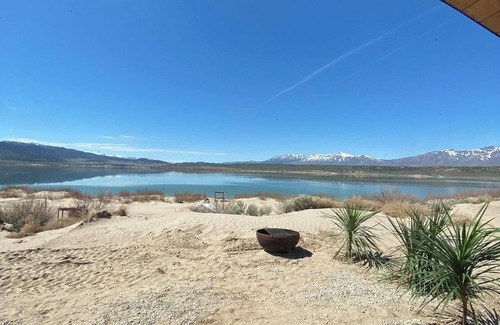 Levan Cabin | King Bed-Firepit-Shade-Chairs-Dark Skies